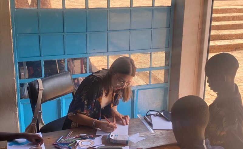 Colori, sorrisi e scoperta: imparare insieme in Kenya